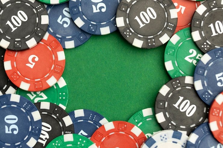 Meja permainan Ceme Online dengan kartu dan chip di platform bettingslot